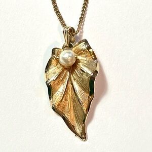 IPS 1/20 12KT GF Leaf Pendant Cultured White Pearl Necklace